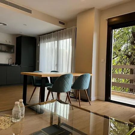 Avenida America Apartment